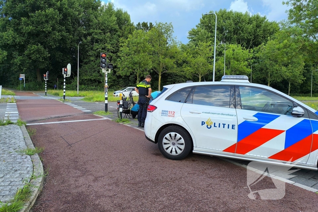Bejaarde fietsster naar ziekenhuis