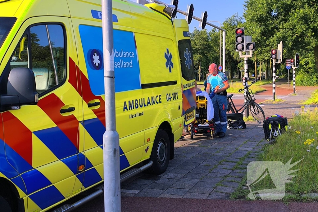 Bejaarde fietsster naar ziekenhuis