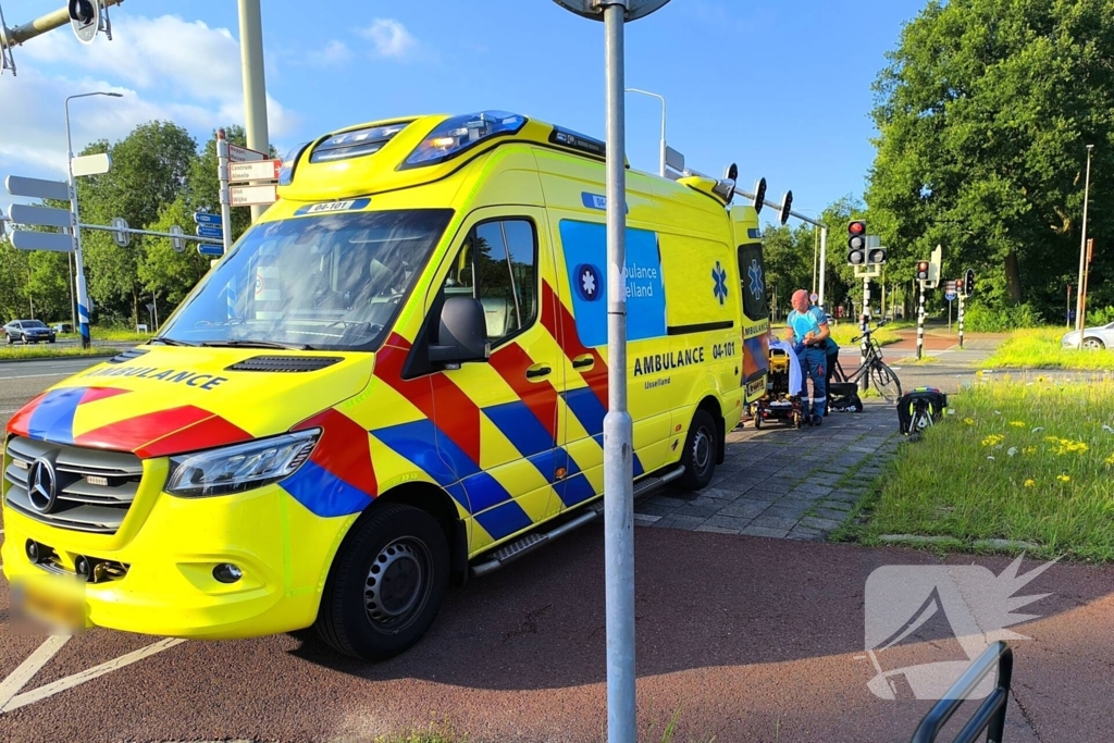 Bejaarde fietsster naar ziekenhuis