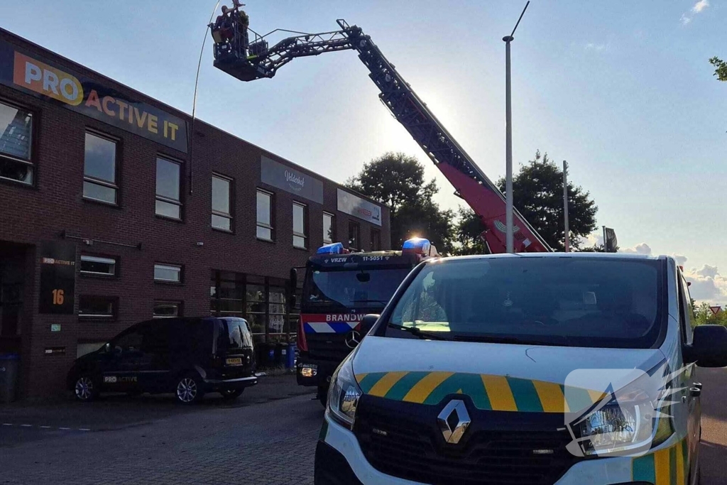 Brandweer bevrijdt vogel uit vlieger