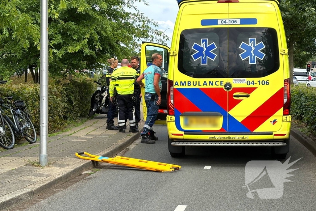 Scooterrijder botst met fietser