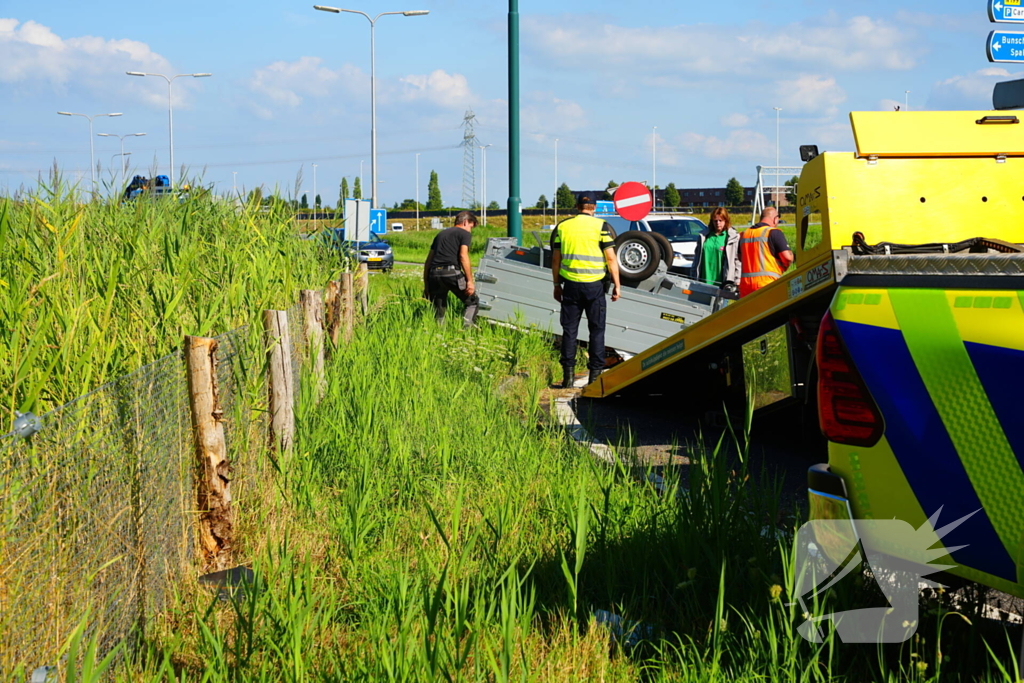 Aanhanger kantelt op afrit