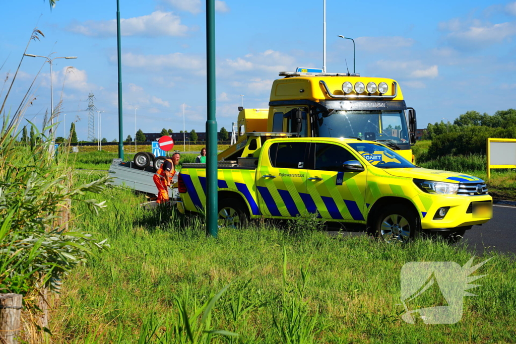 Aanhanger kantelt op afrit