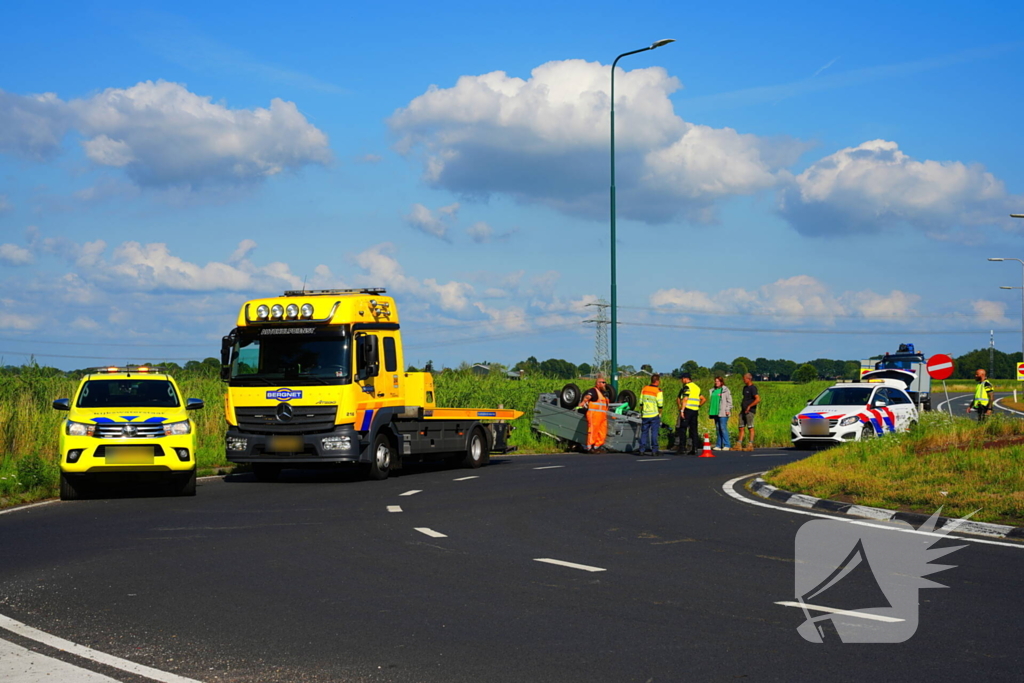 Aanhanger kantelt op afrit