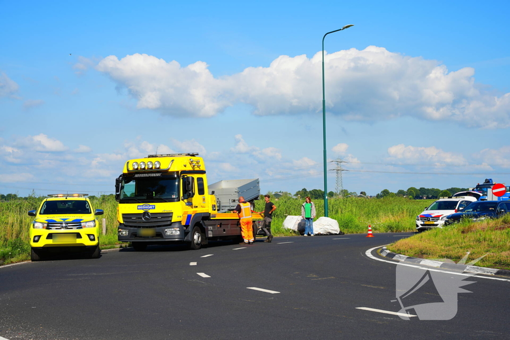 Aanhanger kantelt op afrit