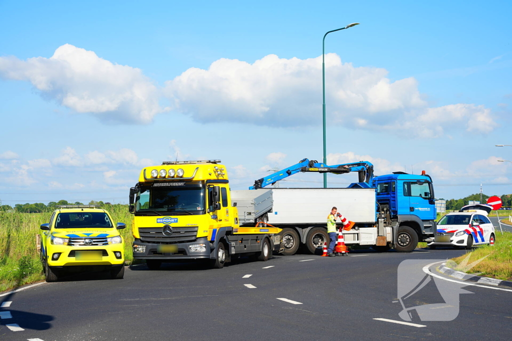 Aanhanger kantelt op afrit