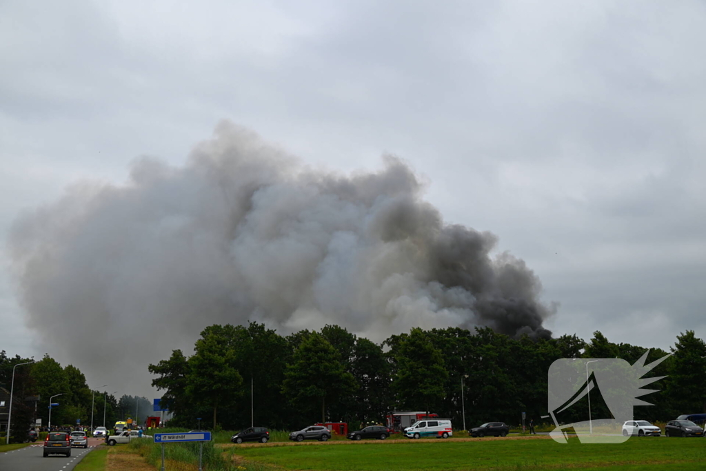 Brand verwoest loods vol stro