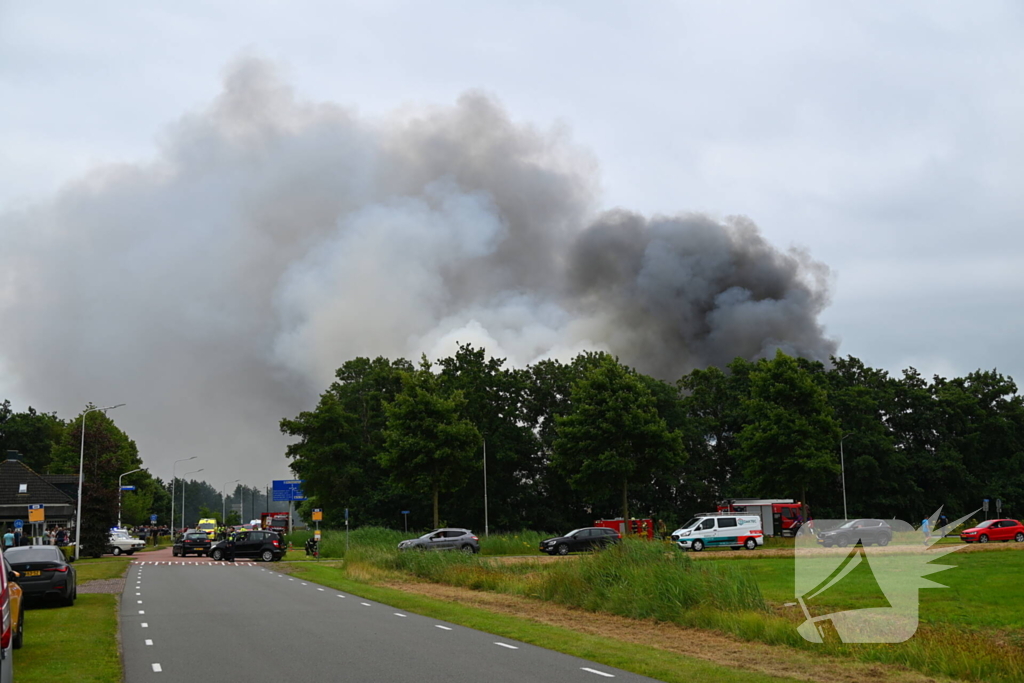 Brand verwoest loods vol stro