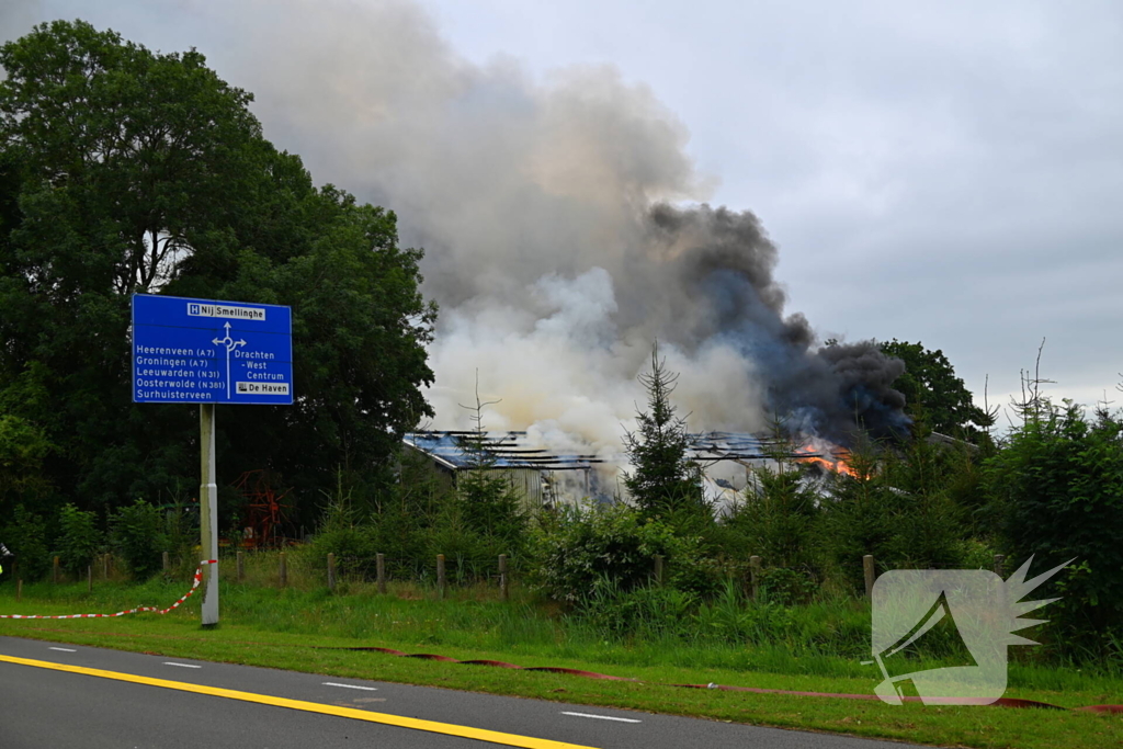 Brand verwoest loods vol stro