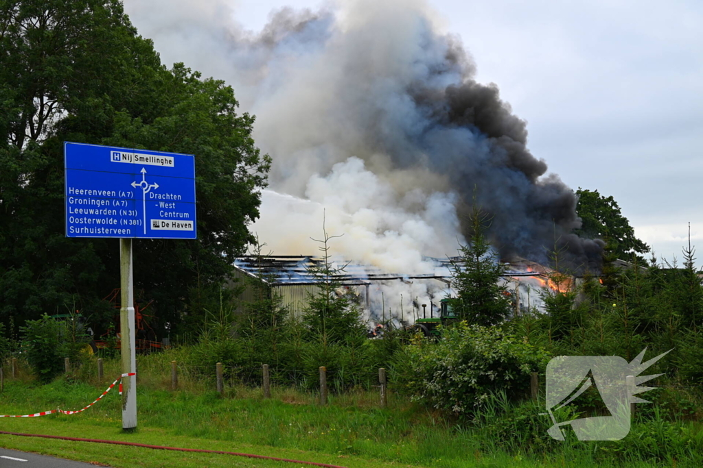 Brand verwoest loods vol stro