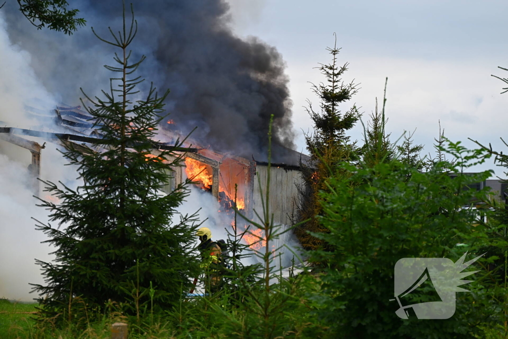 Brand verwoest loods vol stro