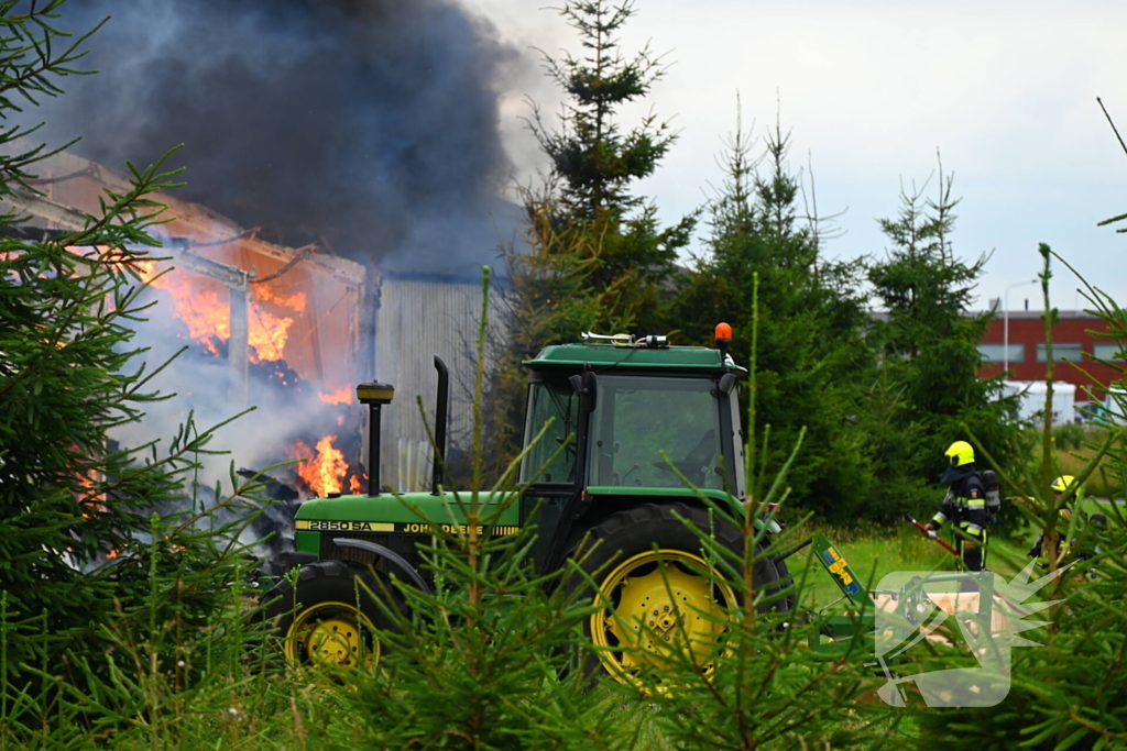 Brand verwoest loods vol stro