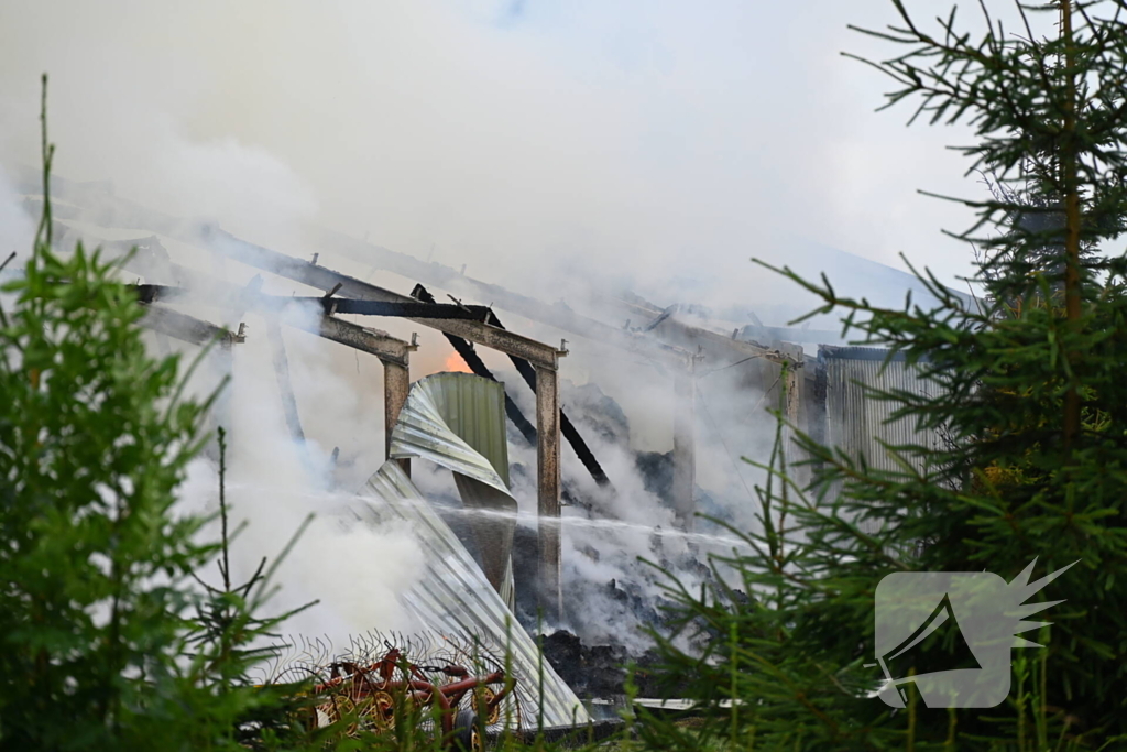 Brand verwoest loods vol stro
