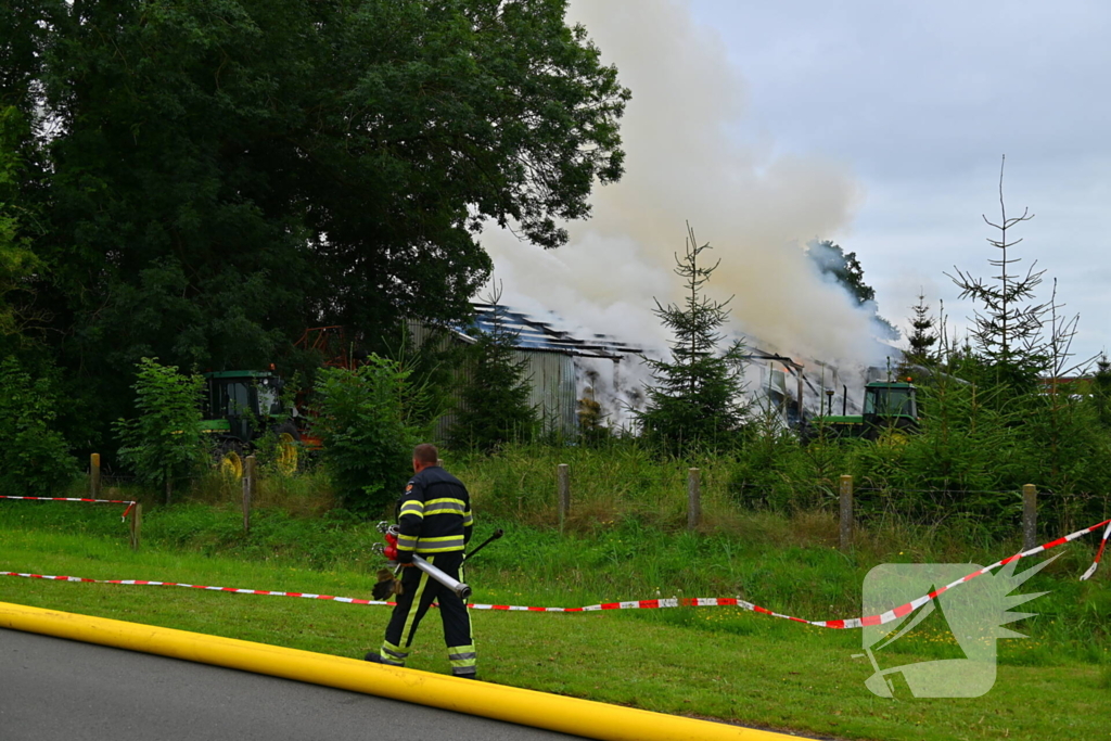Brand verwoest loods vol stro