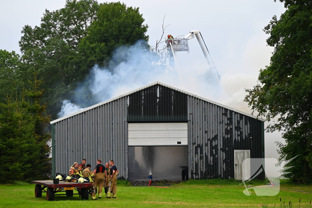 Brand verwoest loods vol stro