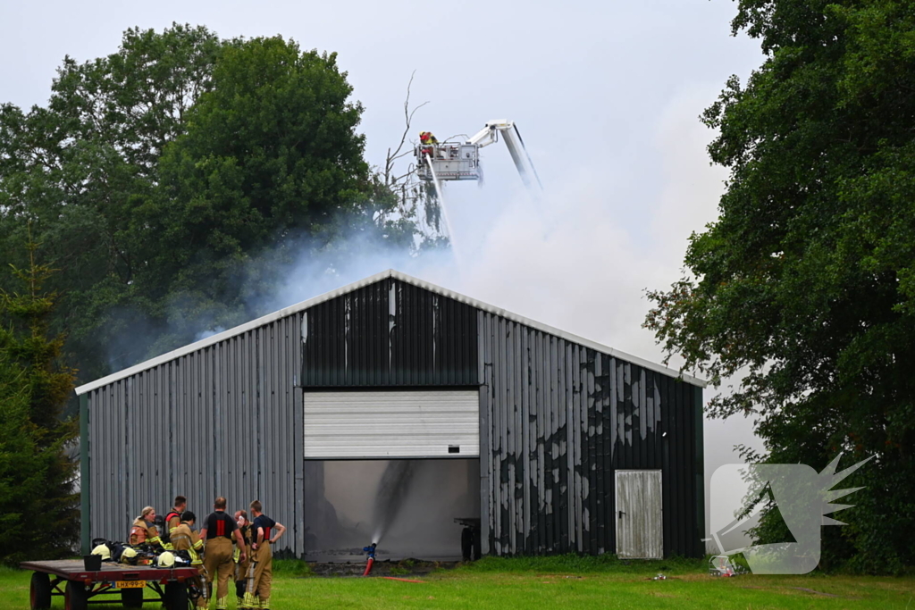 Brand verwoest loods vol stro
