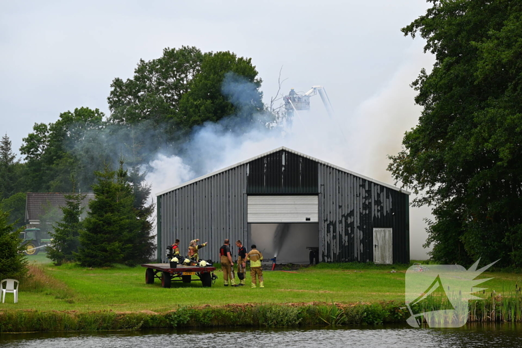 Brand verwoest loods vol stro
