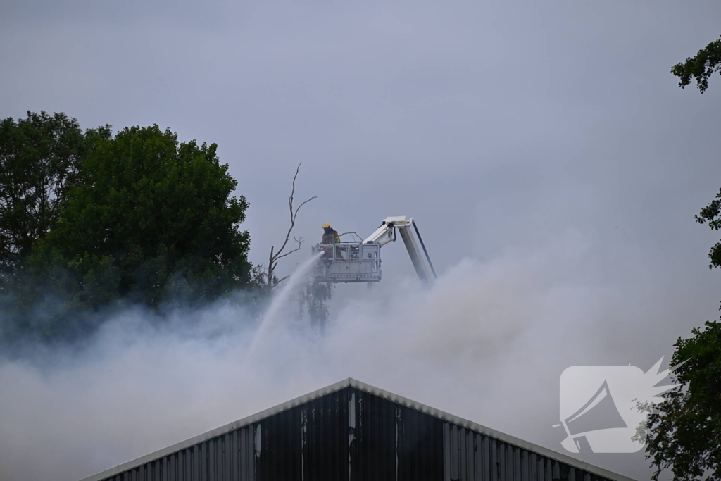 Brand verwoest loods vol stro