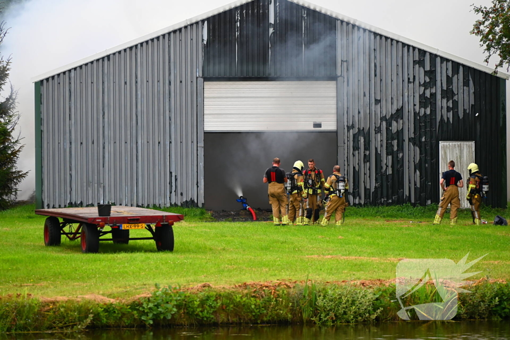 Brand verwoest loods vol stro