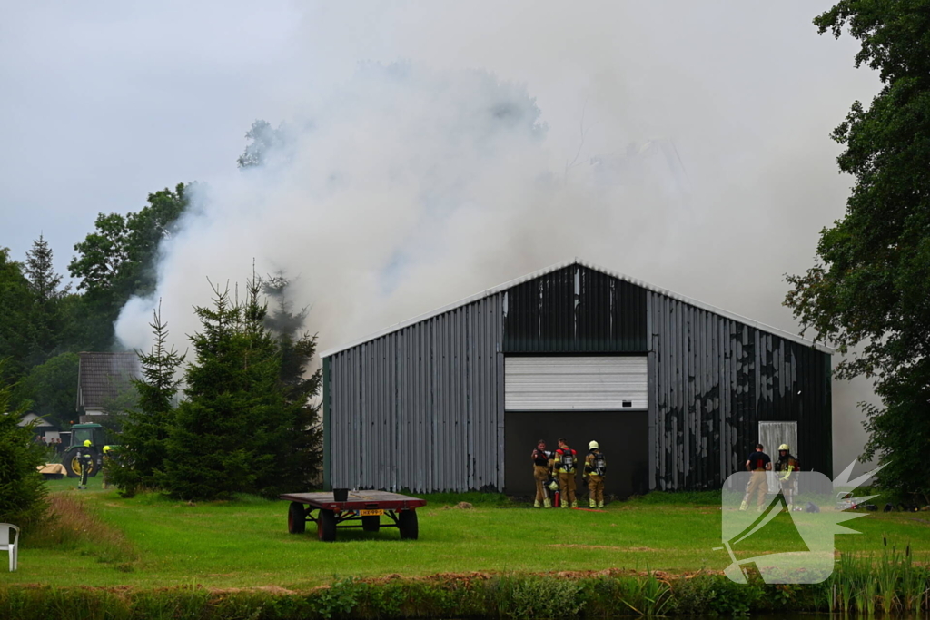 Brand verwoest loods vol stro