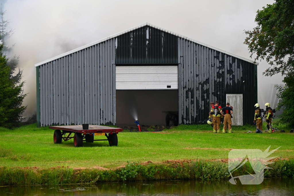 Brand verwoest loods vol stro