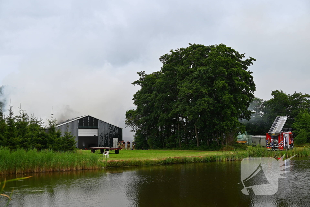 Brand verwoest loods vol stro