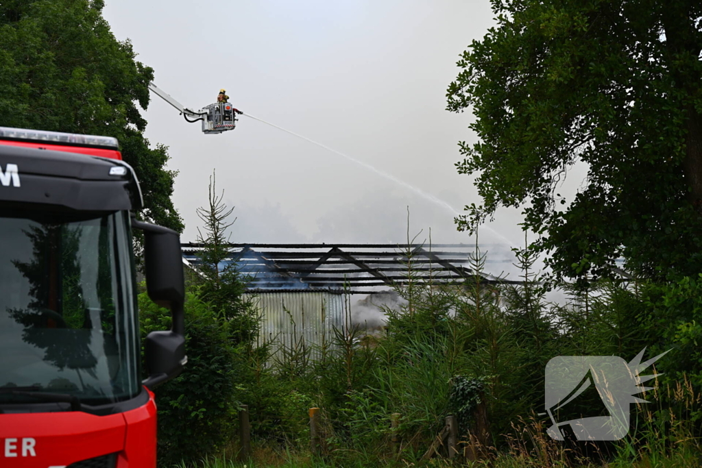 Brand verwoest loods vol stro
