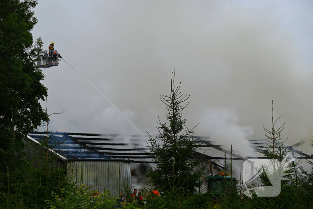 Brand verwoest loods vol stro