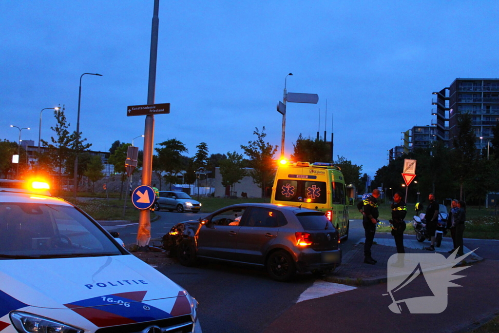 Auto fiks beschadigd na botsing op lantaarnpaal