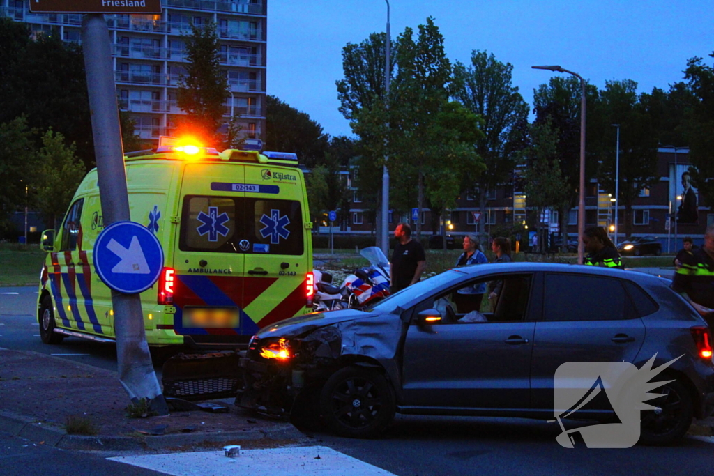 Auto fiks beschadigd na botsing op lantaarnpaal