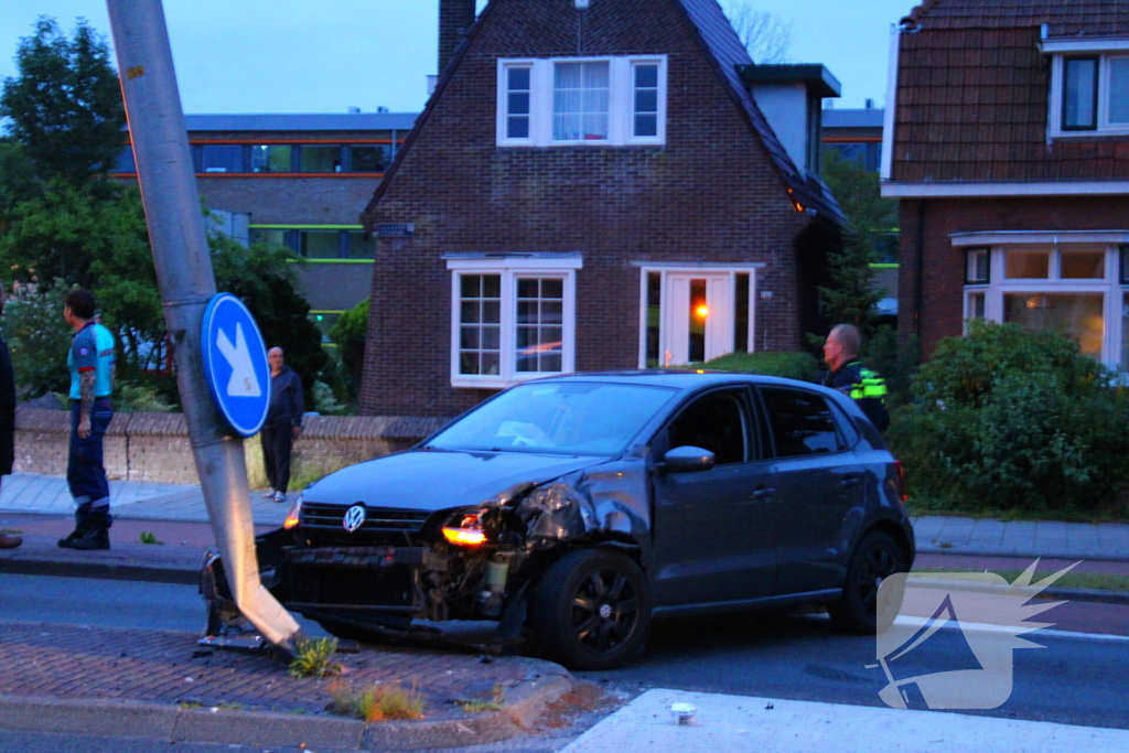 Auto fiks beschadigd na botsing op lantaarnpaal