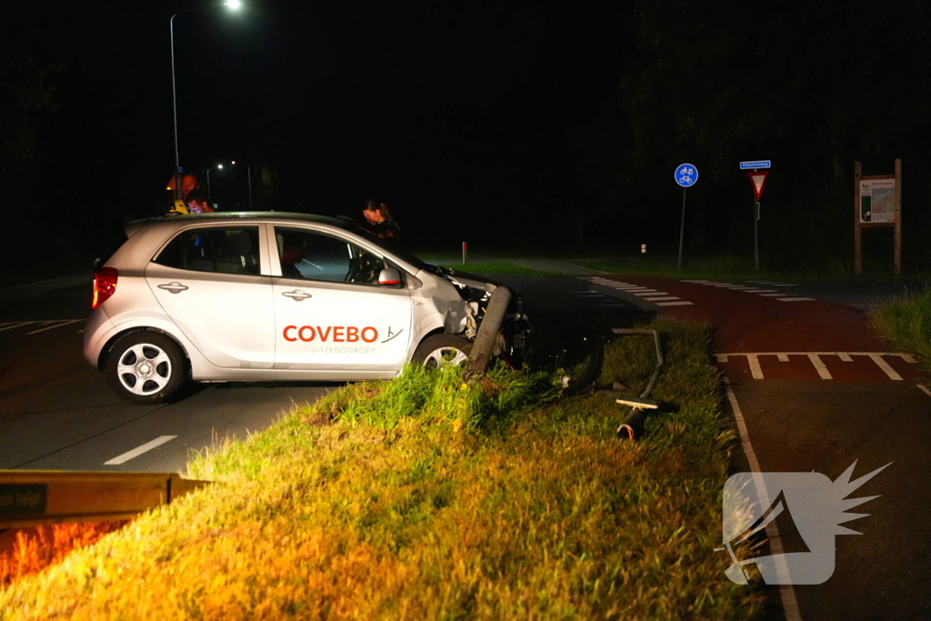 Lantaarnpaal sneuvelt bij ongeval