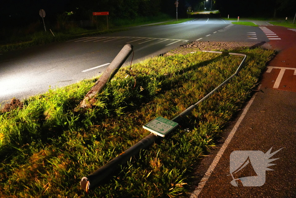Lantaarnpaal sneuvelt bij ongeval