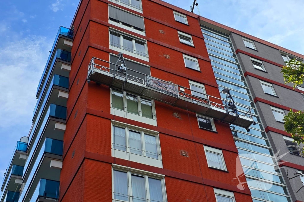 Voeger vast in gevel lift op zeven hoog