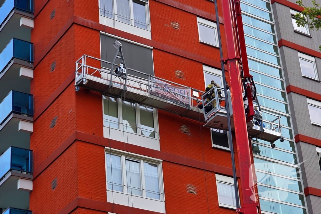 Voeger vast in gevel lift op zeven hoog