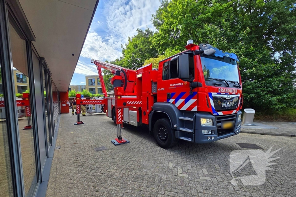 Voeger vast in gevel lift op zeven hoog