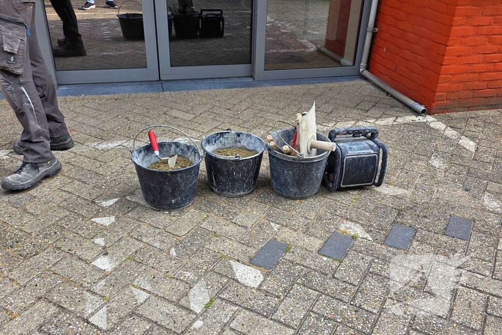 Voeger vast in gevel lift op zeven hoog