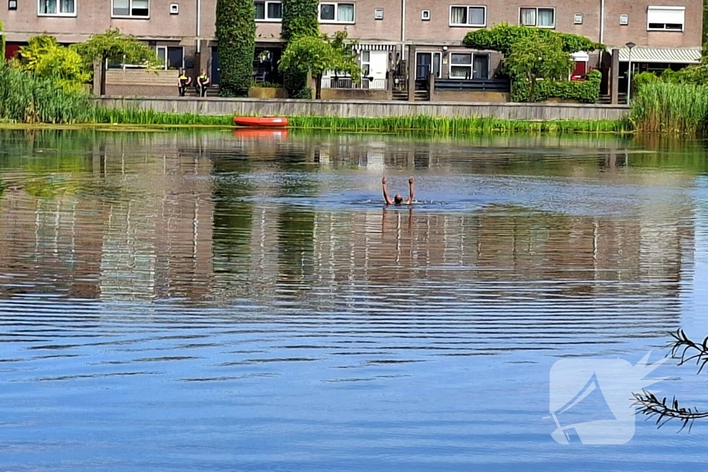 Hulpdiensten reageren op persoon in het water