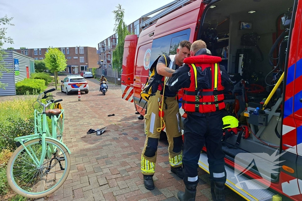 Hulpdiensten reageren op persoon in het water