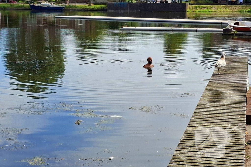 Hulpdiensten reageren op persoon in het water