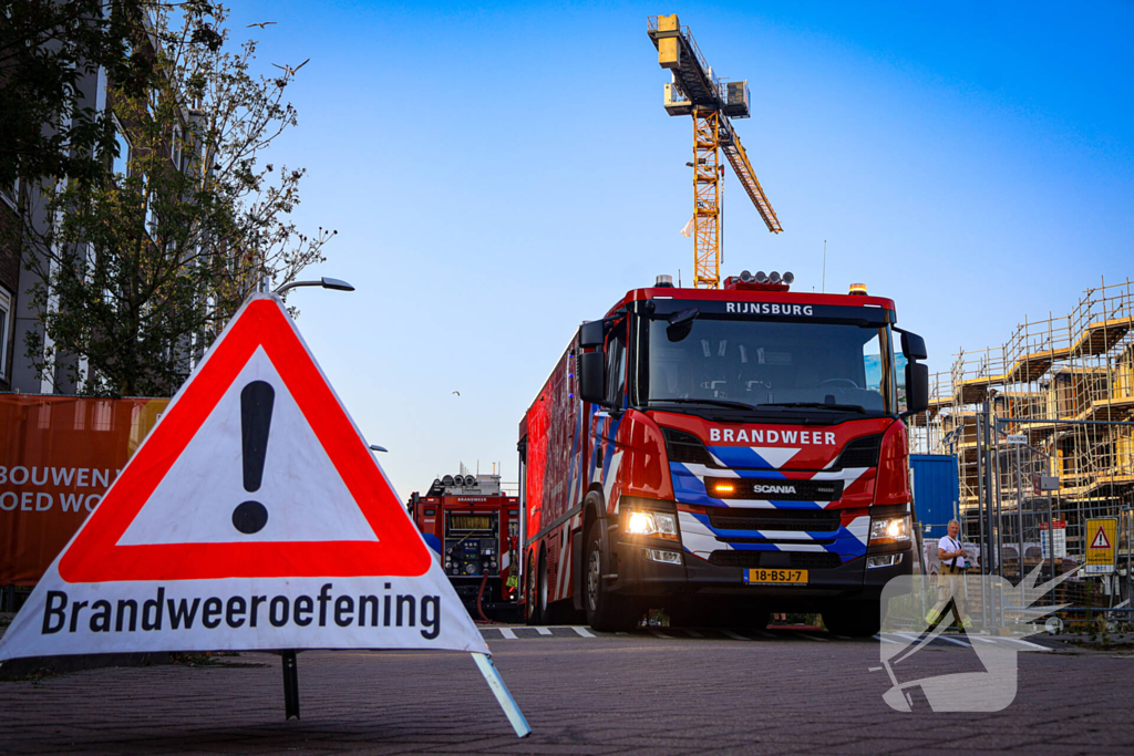 Brandweer oefent woningbrand scenario in slooppand