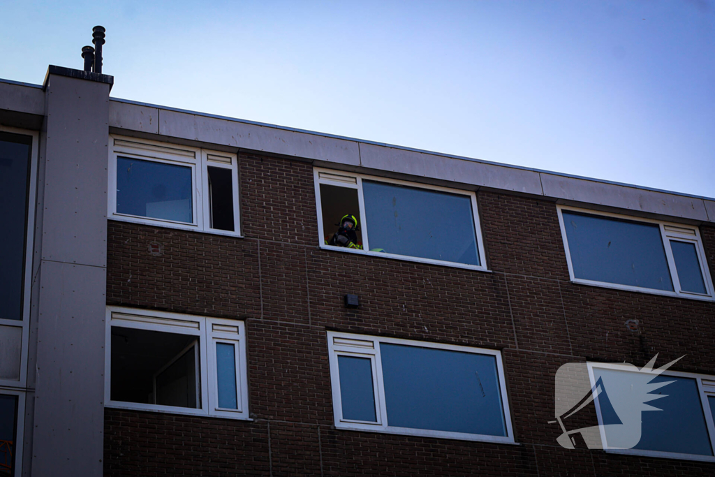 Brandweer oefent woningbrand scenario in slooppand