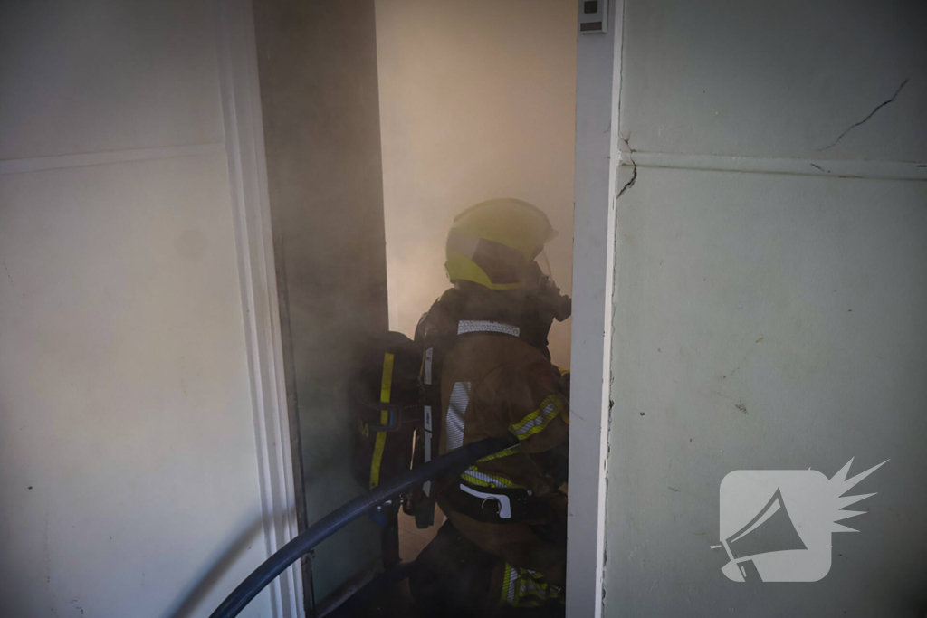 Brandweer oefent woningbrand scenario in slooppand