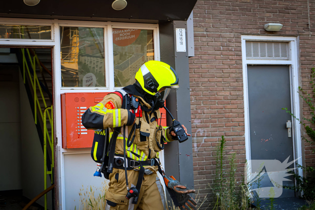 Brandweer oefent woningbrand scenario in slooppand