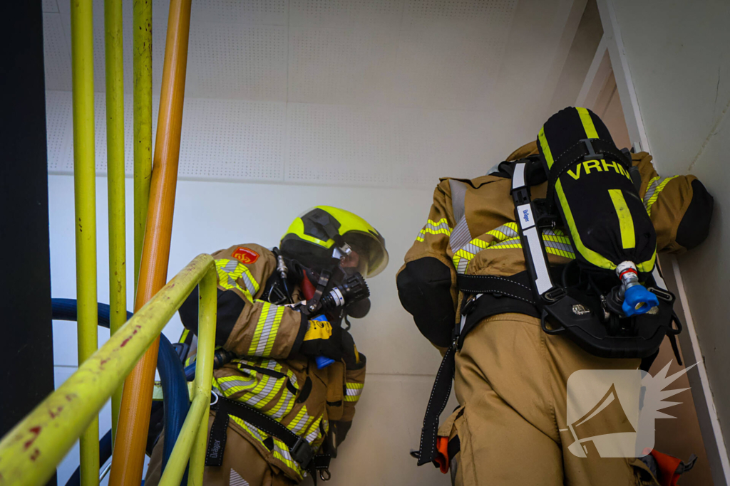 Brandweer oefent woningbrand scenario in slooppand