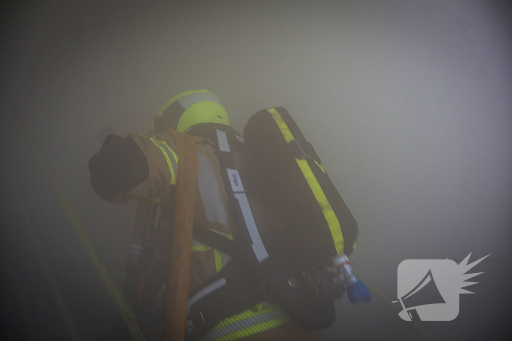 Brandweer oefent woningbrand scenario in slooppand