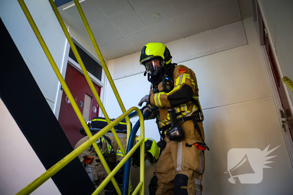 Brandweer oefent woningbrand scenario in slooppand