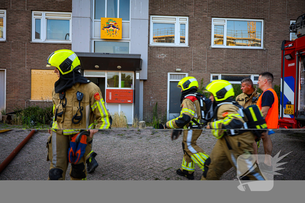 Brandweer oefent woningbrand scenario in slooppand