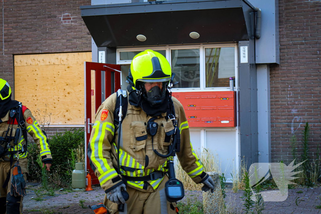 Brandweer oefent woningbrand scenario in slooppand