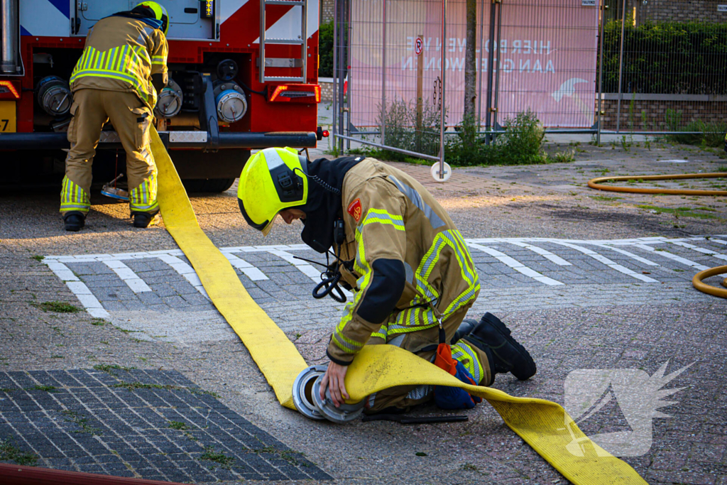 Brandweer oefent woningbrand scenario in slooppand